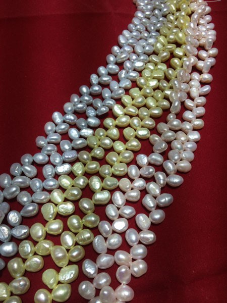 Perla ovalada de color amarilla rosa y azul, 7mm