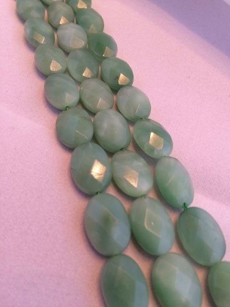 Piedra cuarzo verde con forma ovalada facetada, 10x14