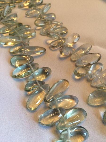 Piedra cuarzo verde con forma de gota lisa,10x5