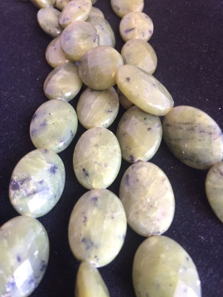 Piedra jade olivo con forma ovalada facetado,13x18