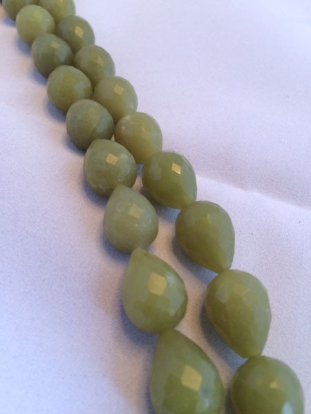 Piedra jade olivo con forma de gota facetada, 12x16