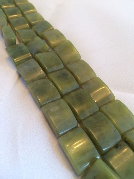 Piedra jade olivo con forma rectangular lisa, 13x18