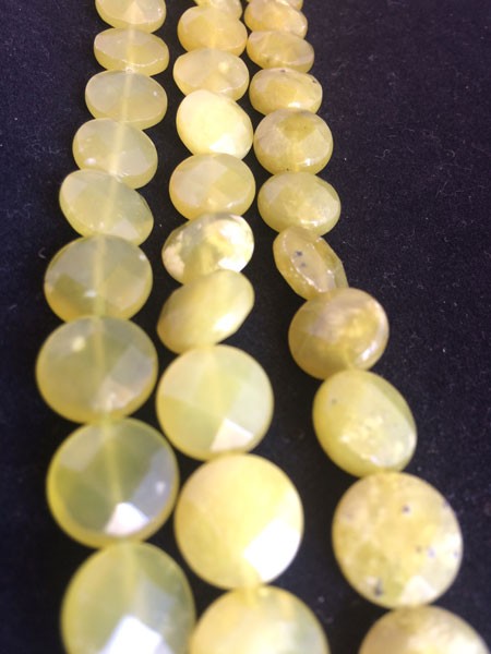 Piedra jade olivo con forma coin facetada, 12mm