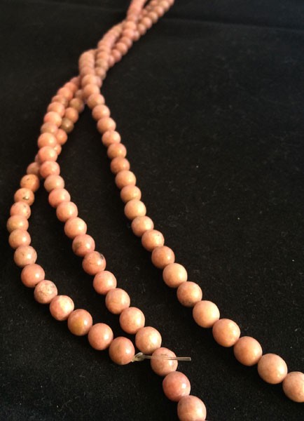 Piedra rodonita con froma de bolita lisa