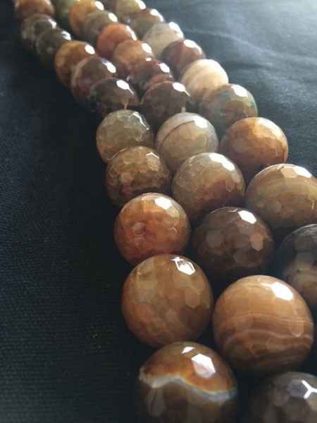 Piedra agata con forma de bolita facetada tonos café, 15mm