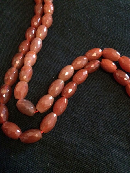 Piedra agata con forma de arroz facetado color rojo, 10x80