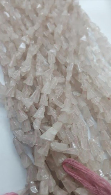 Cuarzo Rosa triangular plano liso