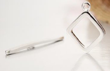 BROCHE ANCLA FORMA ROMBO PLANO