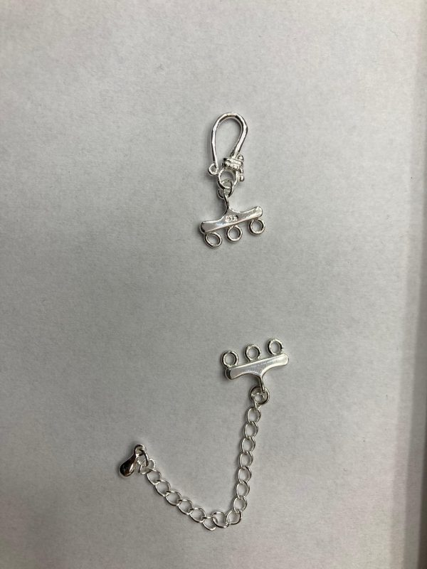 BROCHE BARRA 3 VUELTAS CON CADENA Y ARCO